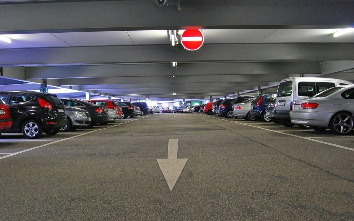 Autos parken in einer Tiefgarage Autos parken in einer Tiefgarage